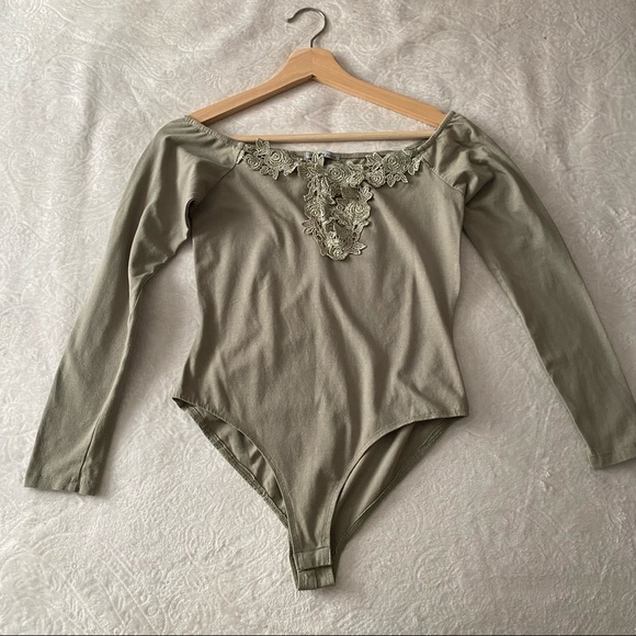 Sage Off Shoulder Floral Appliqué Neckline Bodysuit - Picture 4 of 11